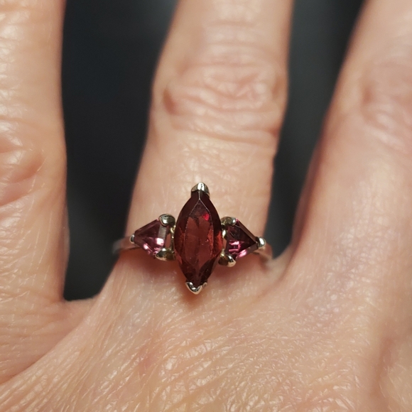 Sterling Silver and garnet ring - Picture 2 of 6